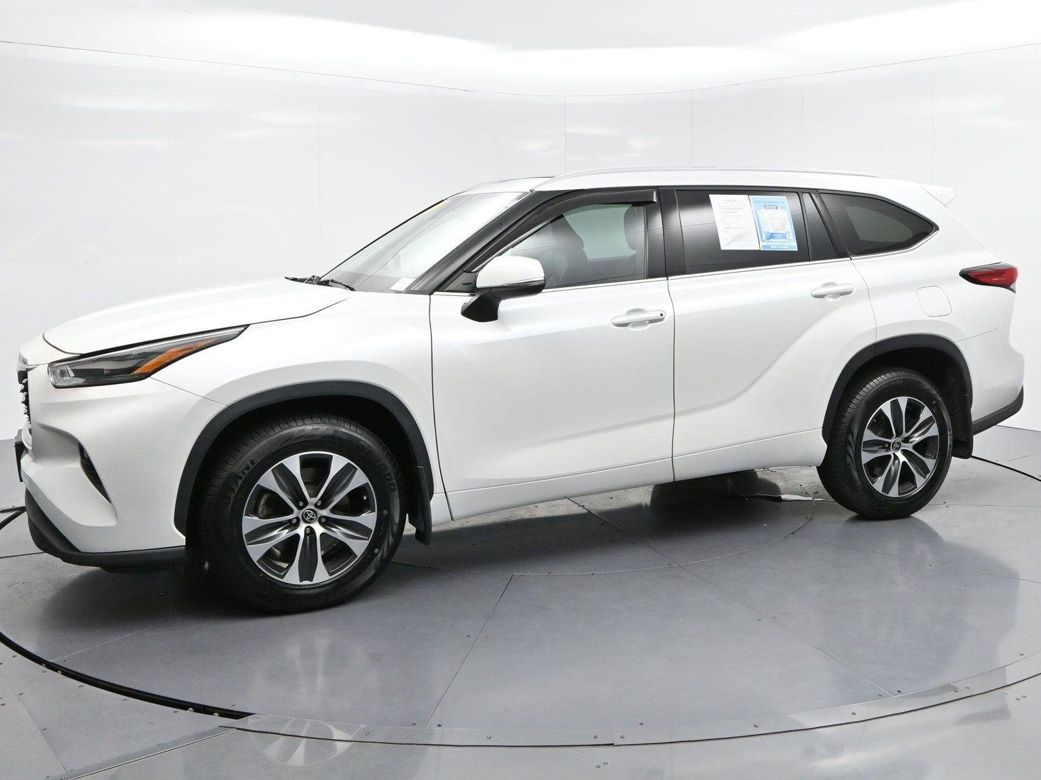 Used 2022 Wind Chill Pearl Toyota XLE image 4