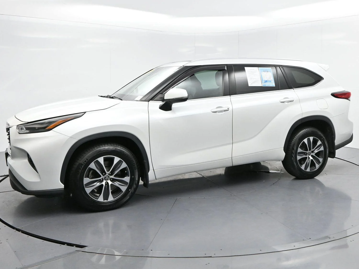 Used 2022 Wind Chill Pearl Toyota XLE image 4