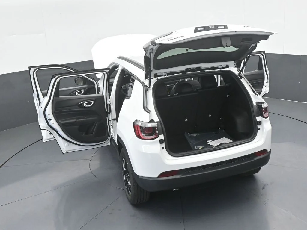 New 2026 Bright White Clear-Coat Exterior Paint Jeep Latitude image 59