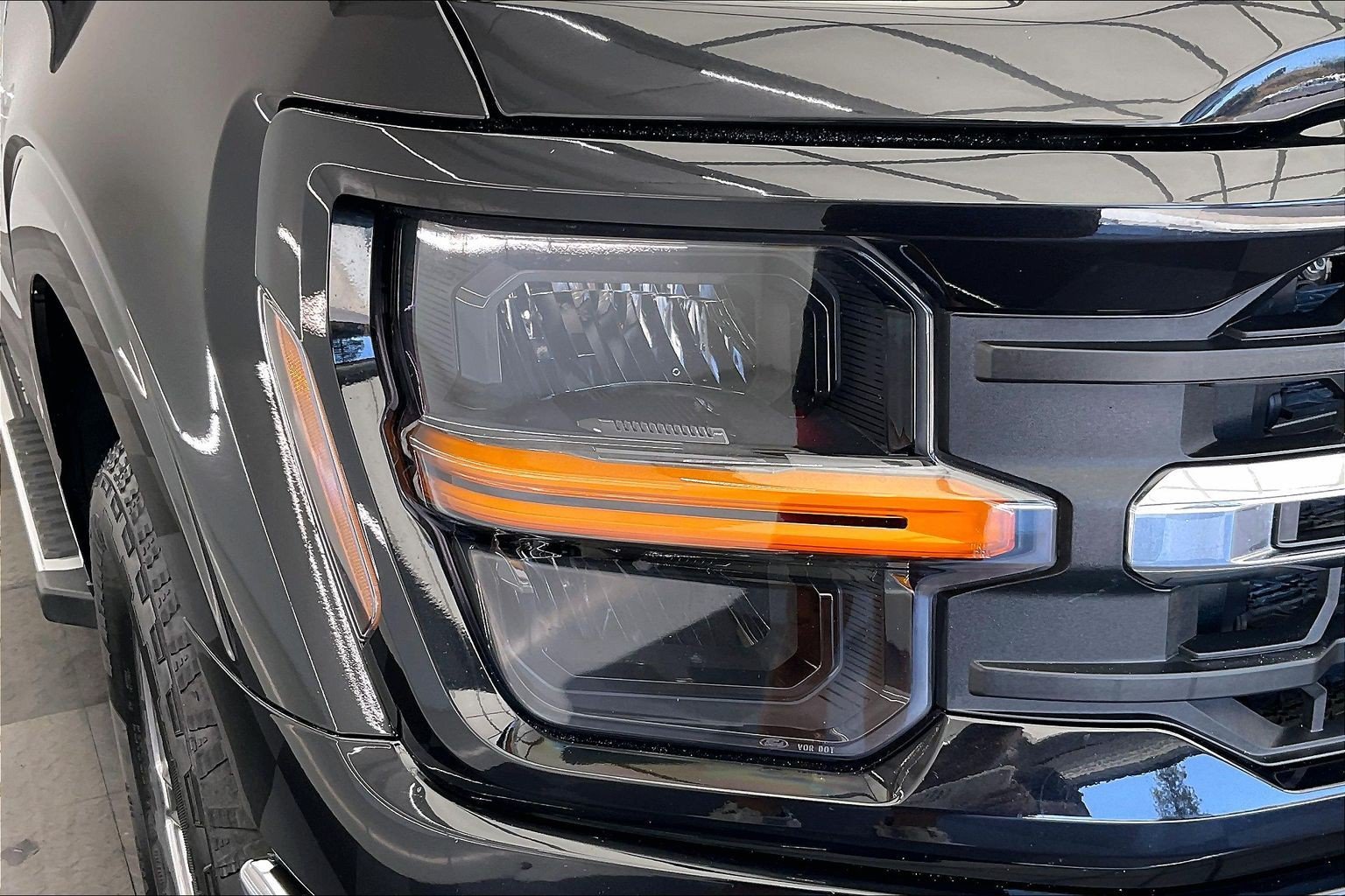 Used 2025 Agate Black Metallic Ford XLT image 29