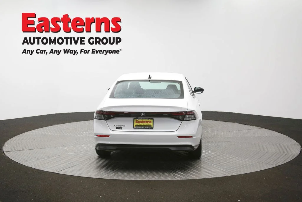 Used 2025 White Honda SE image 37