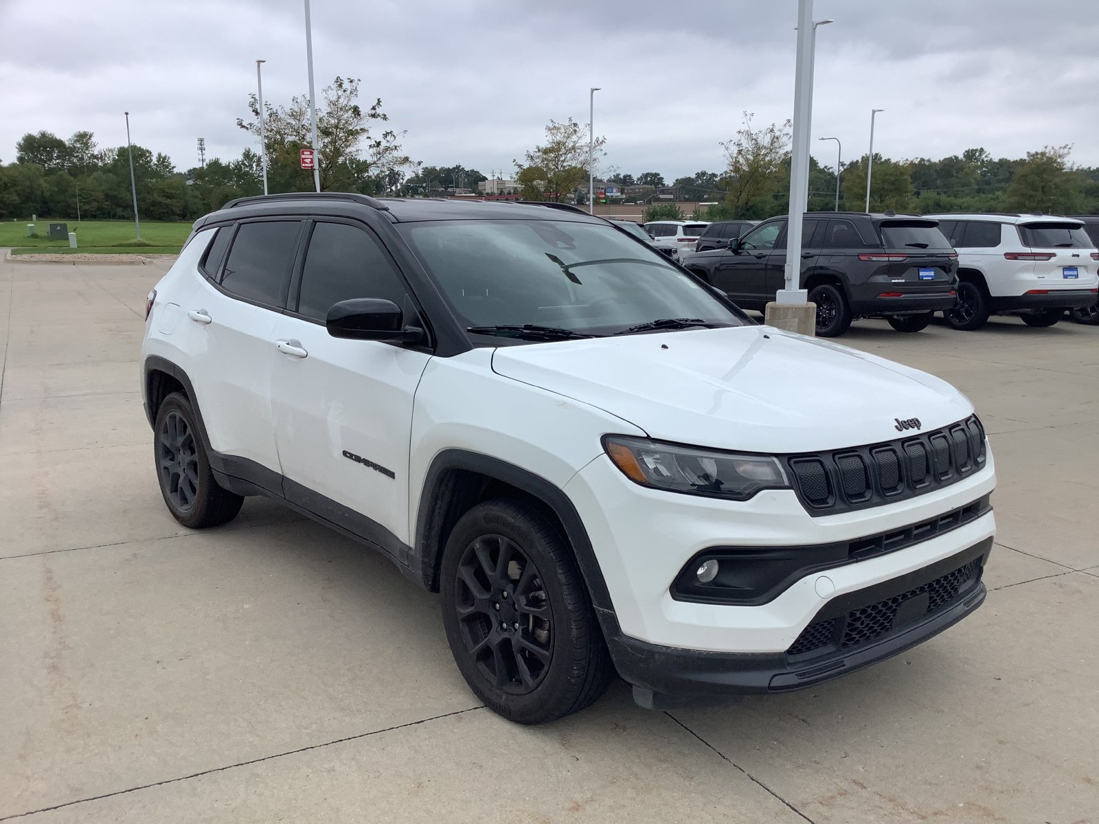 Used 2022 White Jeep Latitude image 3