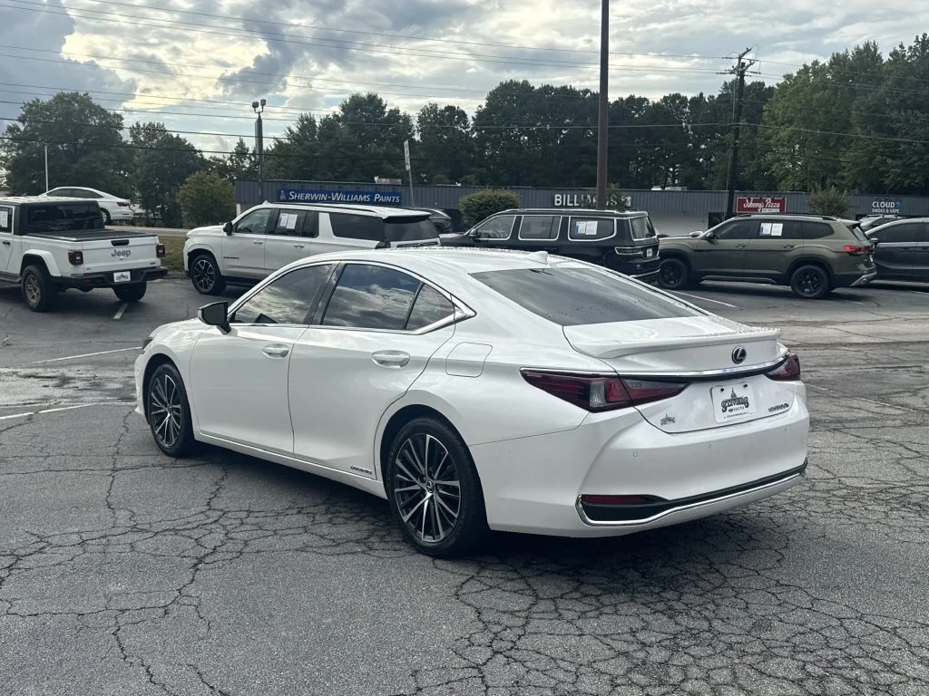 Used 2022 White Lexus 300h image 5