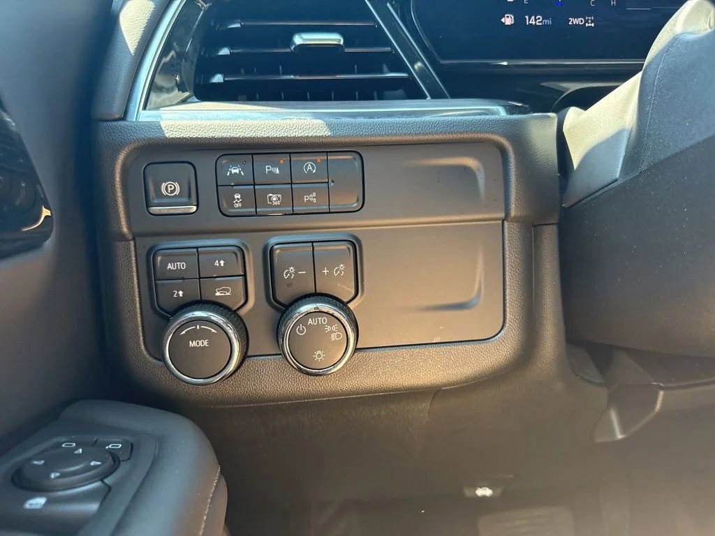 Used 2025 Summit White Chevrolet LT image 26