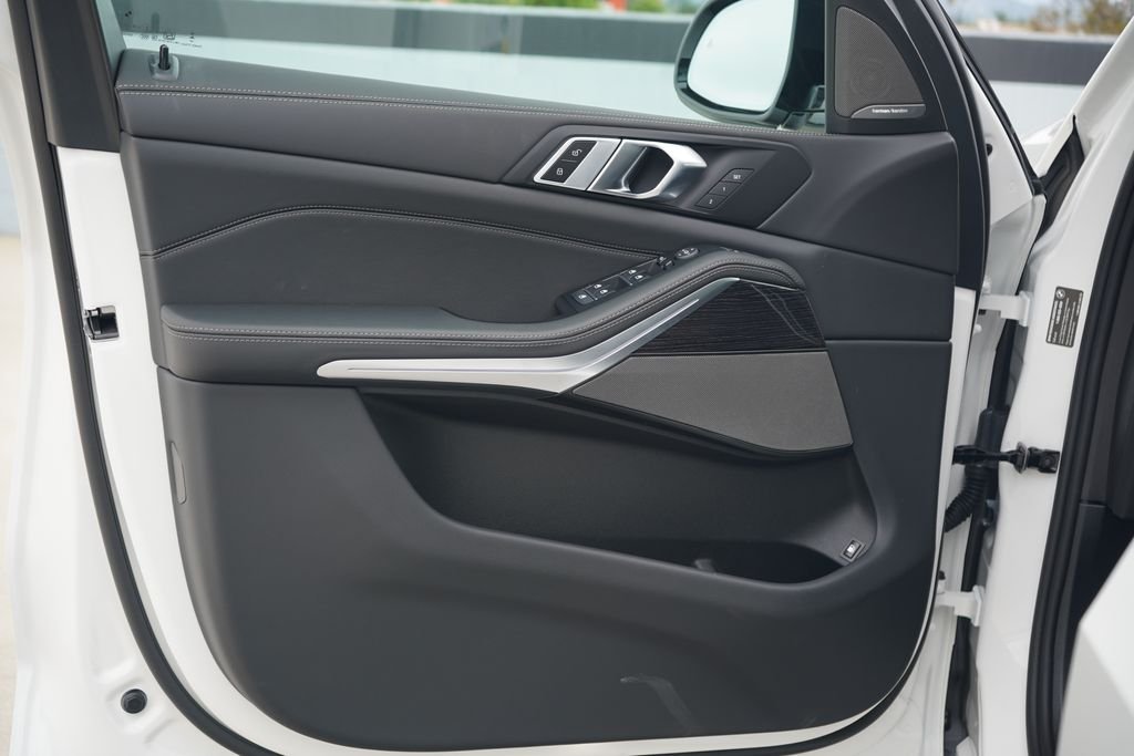 New 2026 Mineral White Metallic BMW xDrive50e image 8