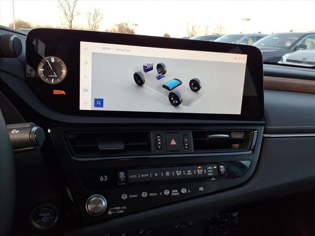 2025 Lexus ES Hybrid 300h - Photo 16