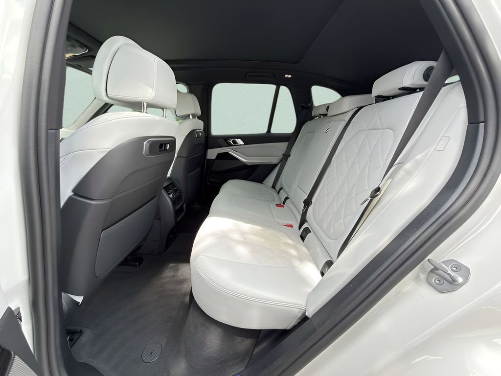 New 2026 Mineral White Metallic BMW sDrive40i image 18