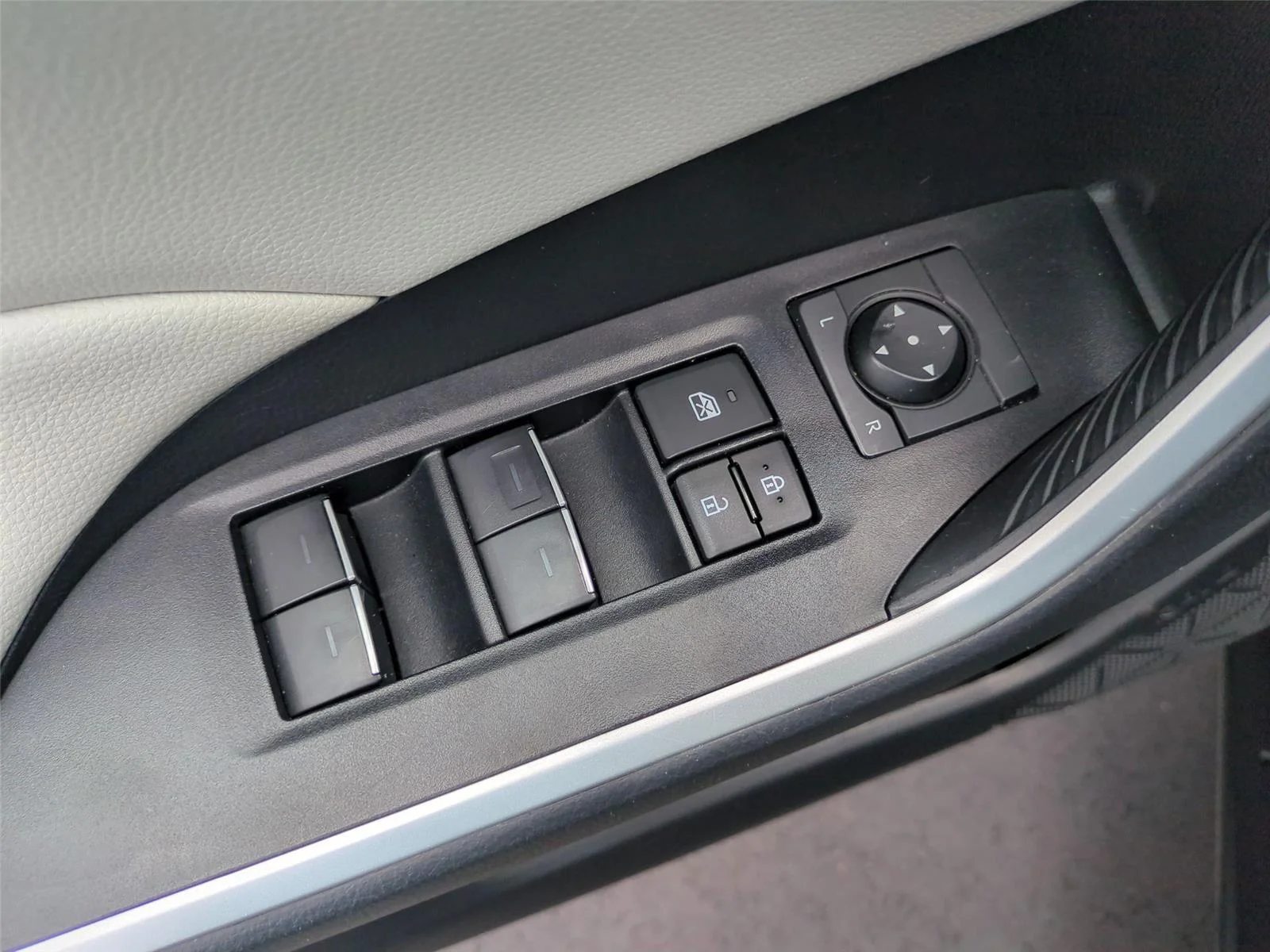 2024 Toyota RAV4 XLE - Photo 24
