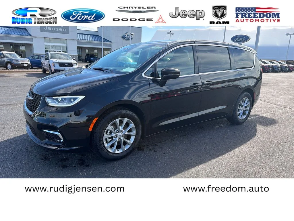 2026 Chrysler Pacifica Limited's photo