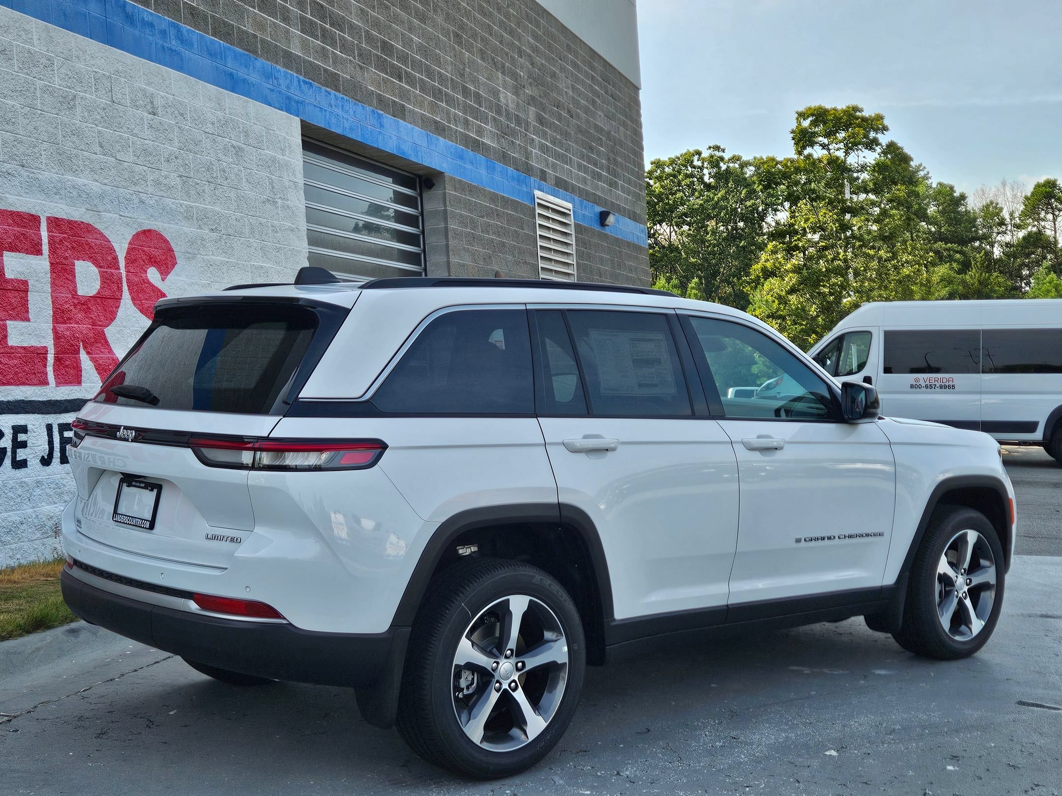 New 2026 Bright White Clear-Coat Exterior Paint Jeep Limited image 7