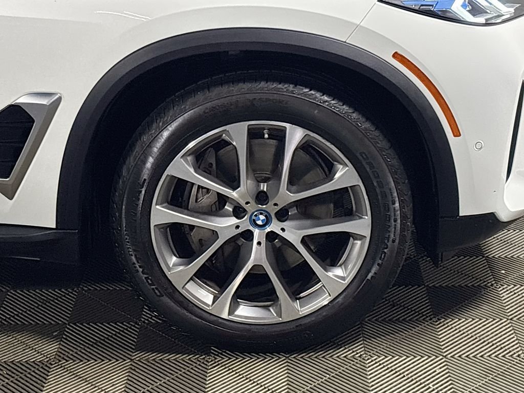 Used 2025 Alpine White BMW xDrive50e image 24