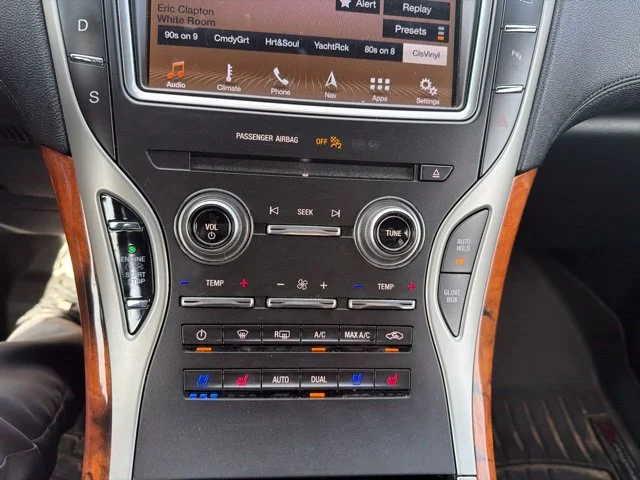 Used 2019 Red Lincoln Reserve image 13