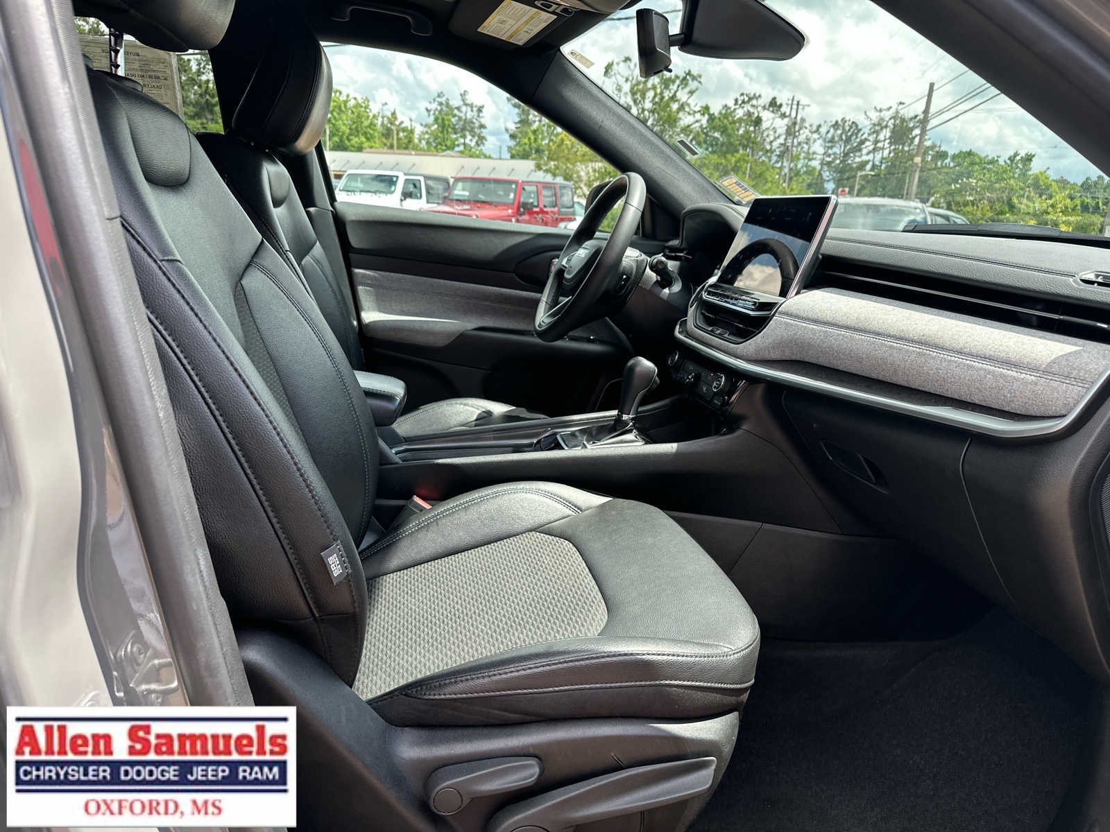 Used 2024 Sting-Gray Clearcoat Jeep Latitude image 37