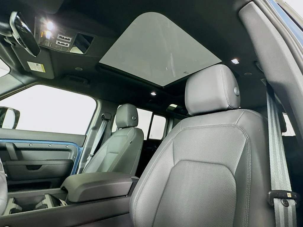 New 2026 Tasman Blue Metallic Land Rover S image 16
