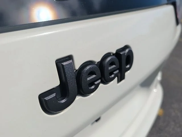 Used 2019 Pearl White Jeep Limited image 13