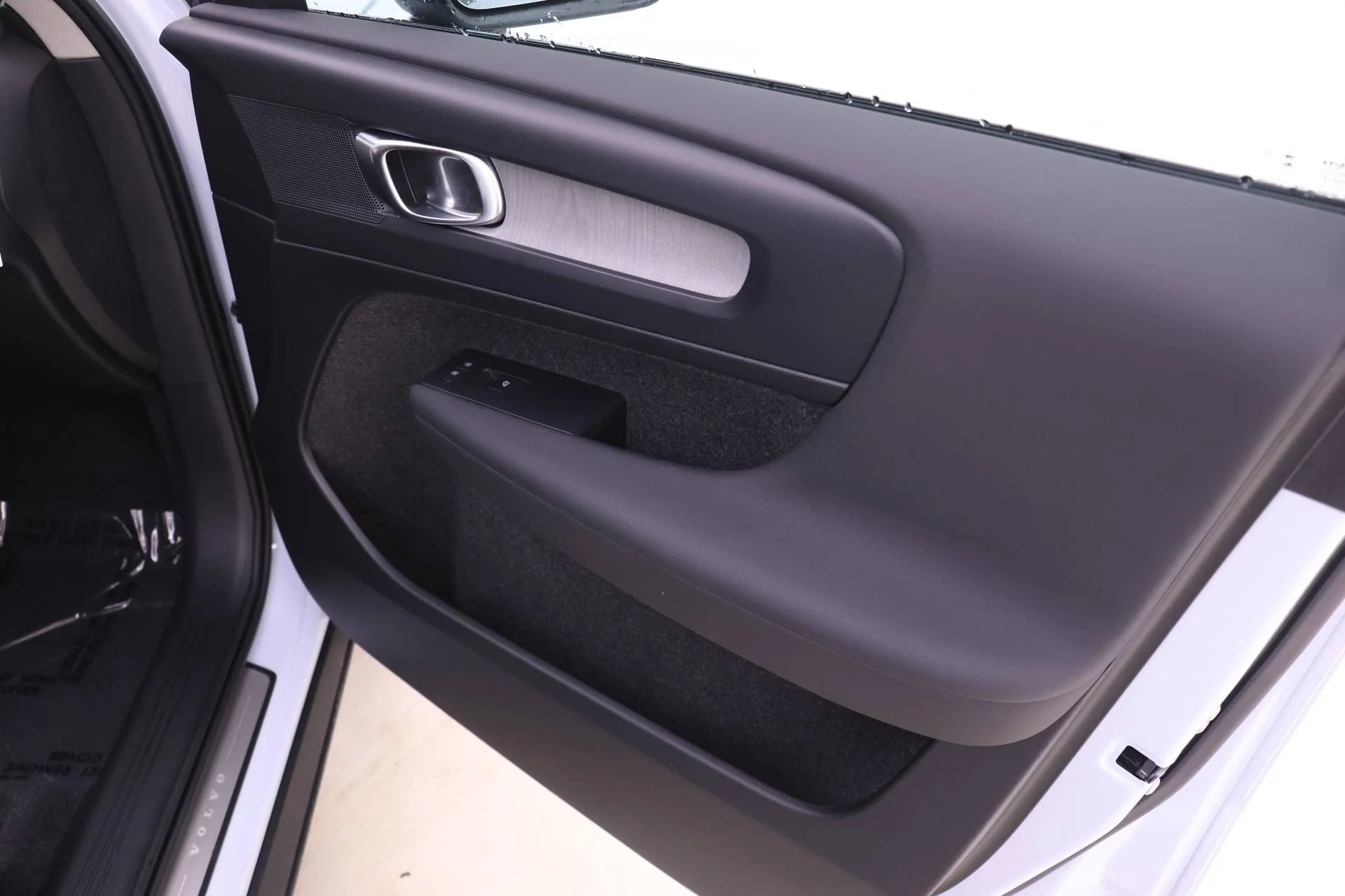 2026 Volvo XC40 Plus - Photo 23