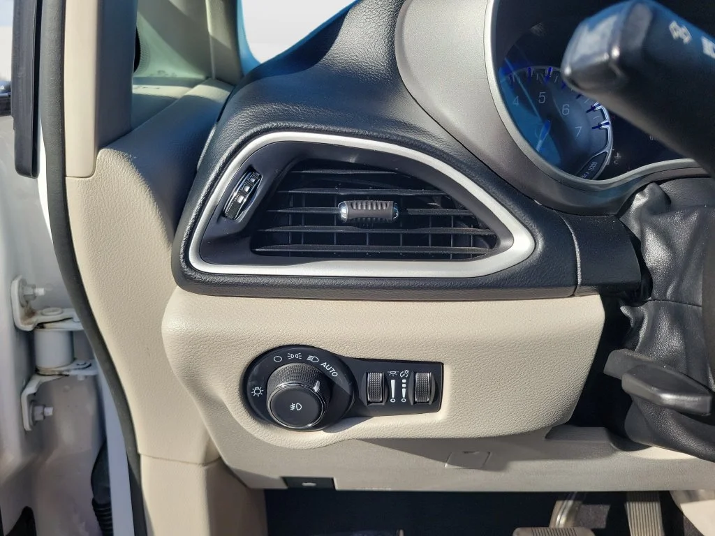 Certified Used 2022 White Chrysler Touring L image 28