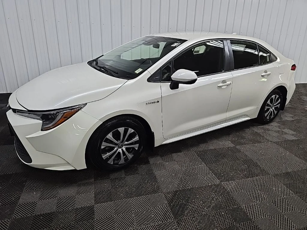 Used 2020 White Toyota LE image 6