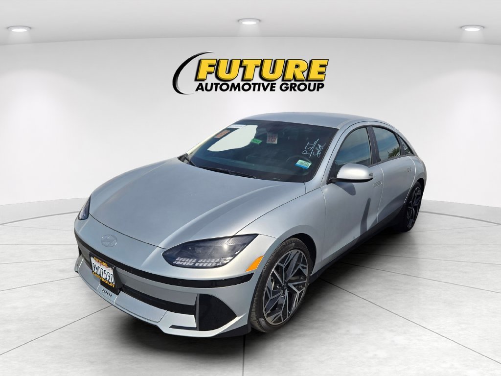Used 2024 Gold Hyundai SEL image 3