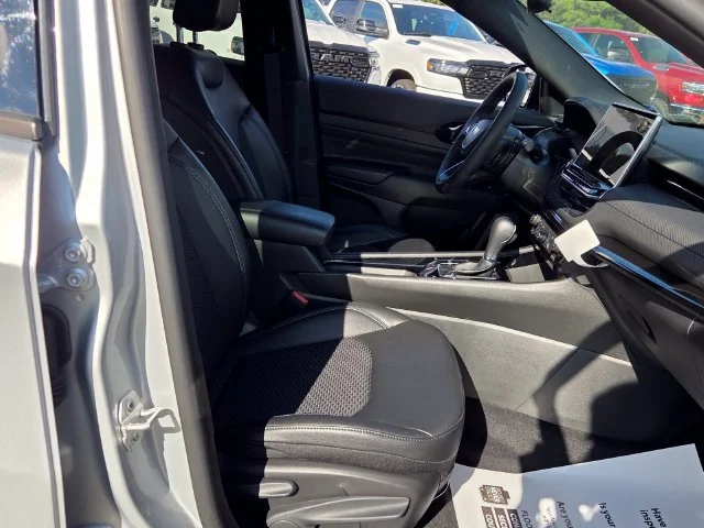 Used 2026 Silver Jeep Latitude image 18