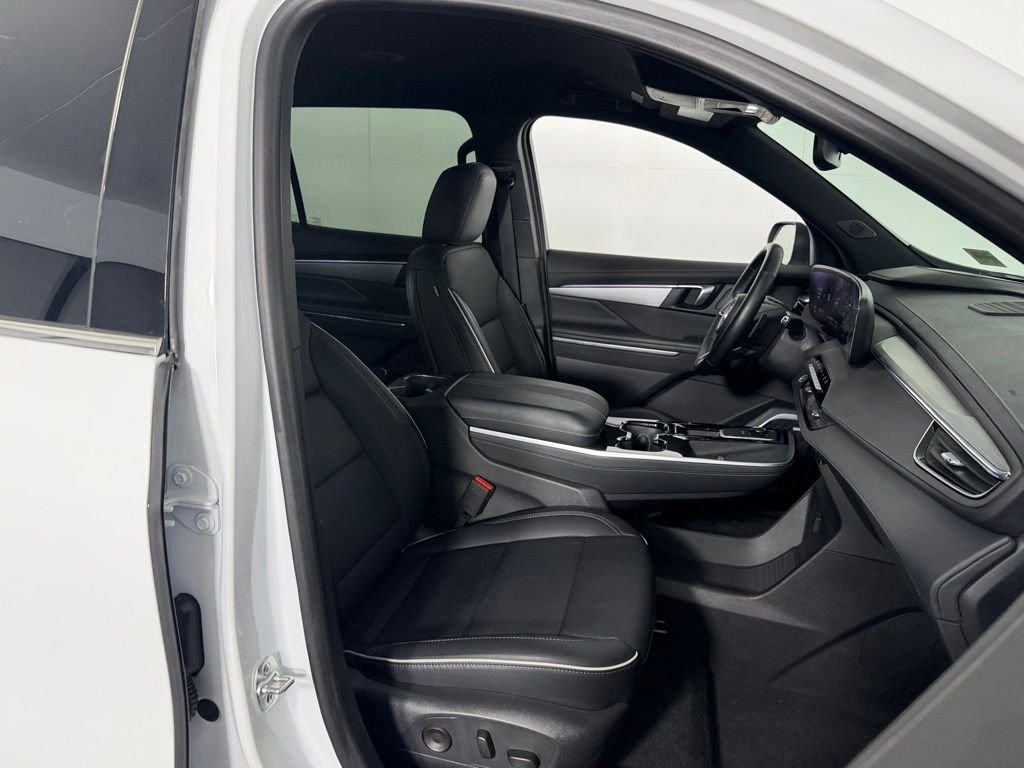 Used 2025 Summit White Buick Preferred image 28