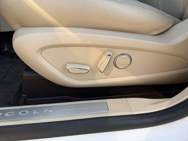 Used 2019 White Platinum Clearcoat Metallic Lincoln Select image 28