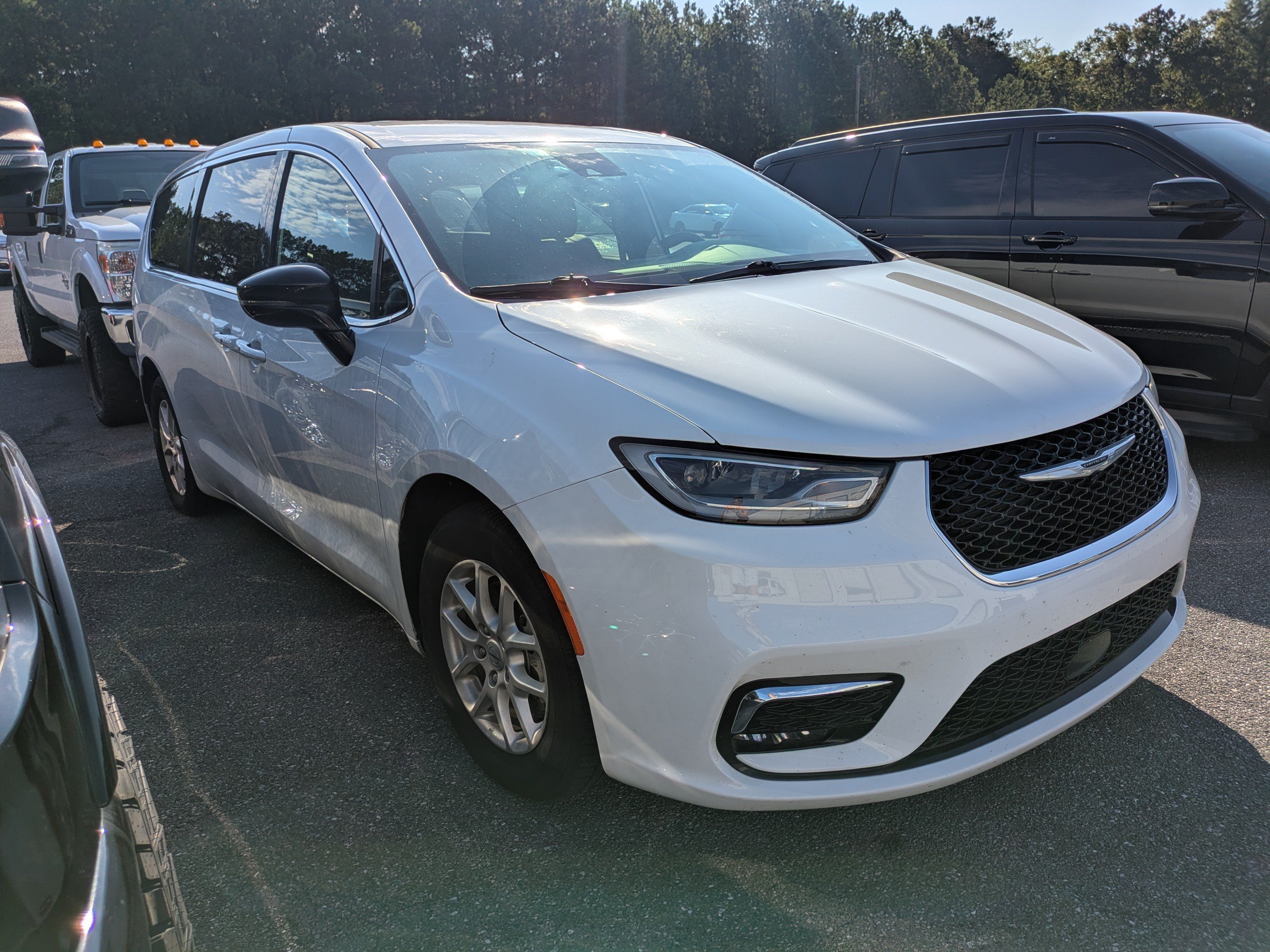 Used 2025 Bright White Clearcoat Chrysler Select image 1