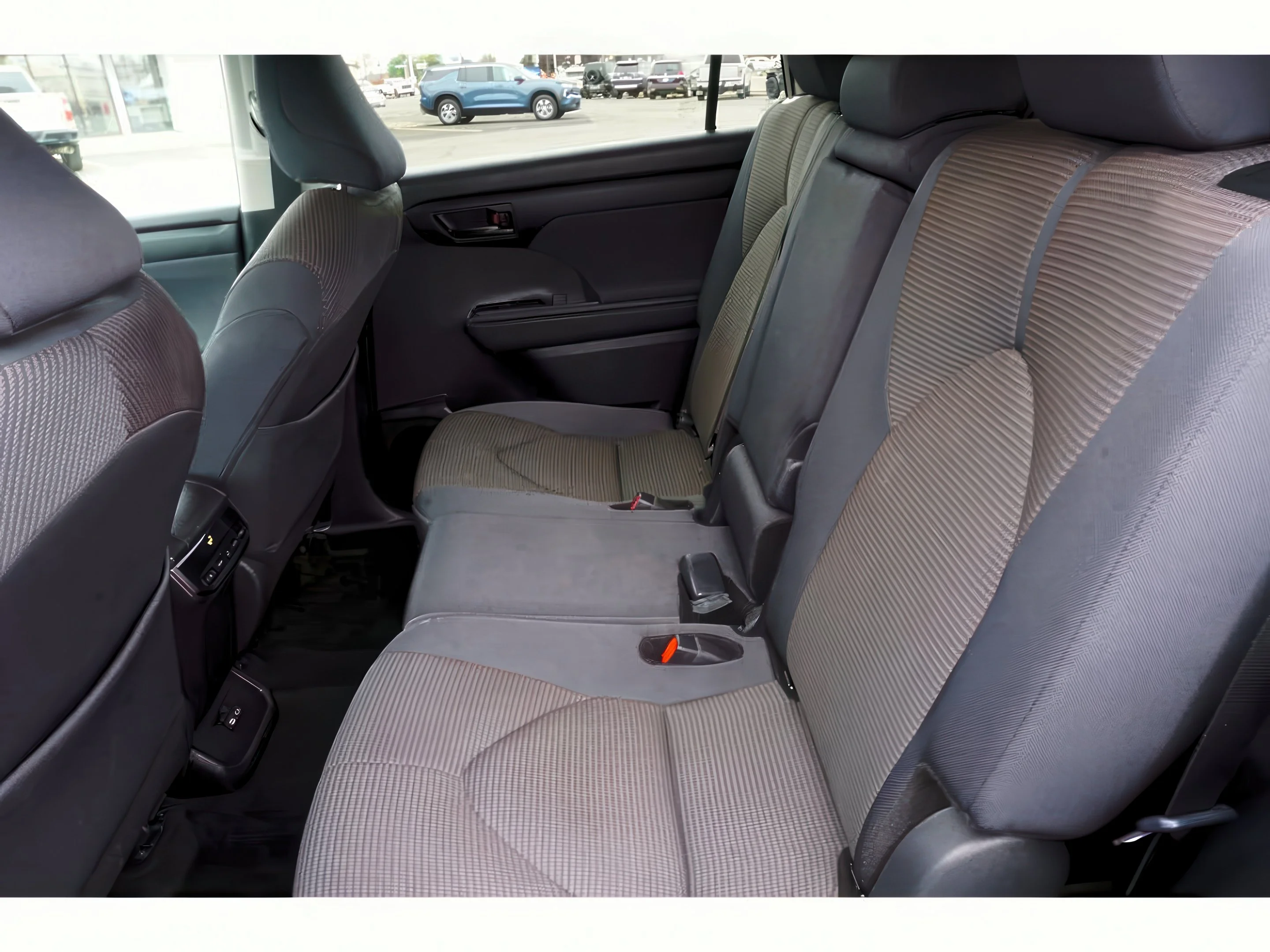 2024 Toyota Highlander LE - Photo 30