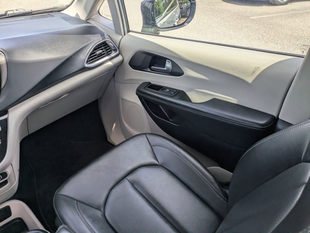 2024 Chrysler Pacifica Touring L - Photo 18