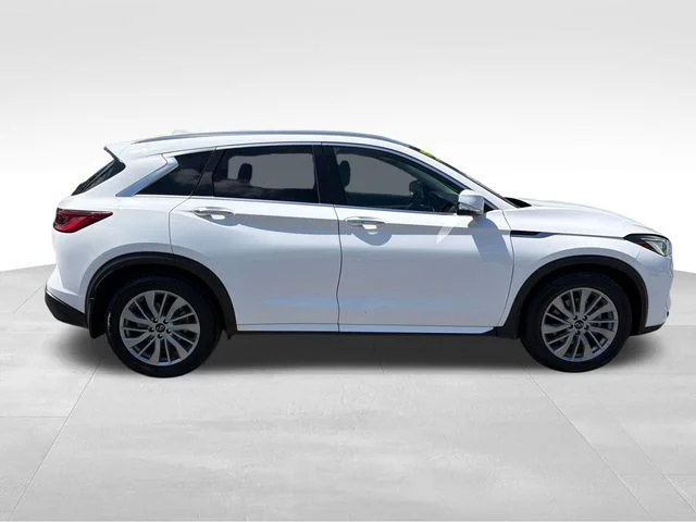 Used 2023 White INFINITI LUXE image 8