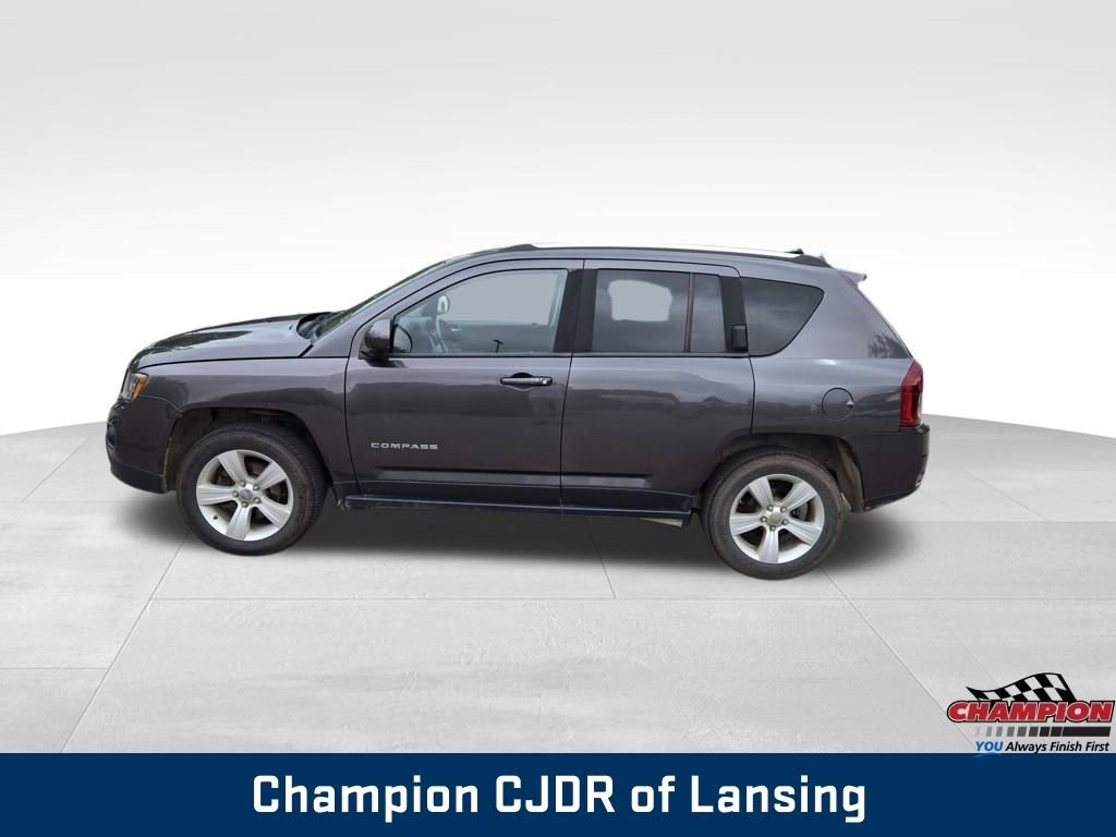 Used 2014 Granite Crystal Metallic Clearcoat Jeep Latitude image 3