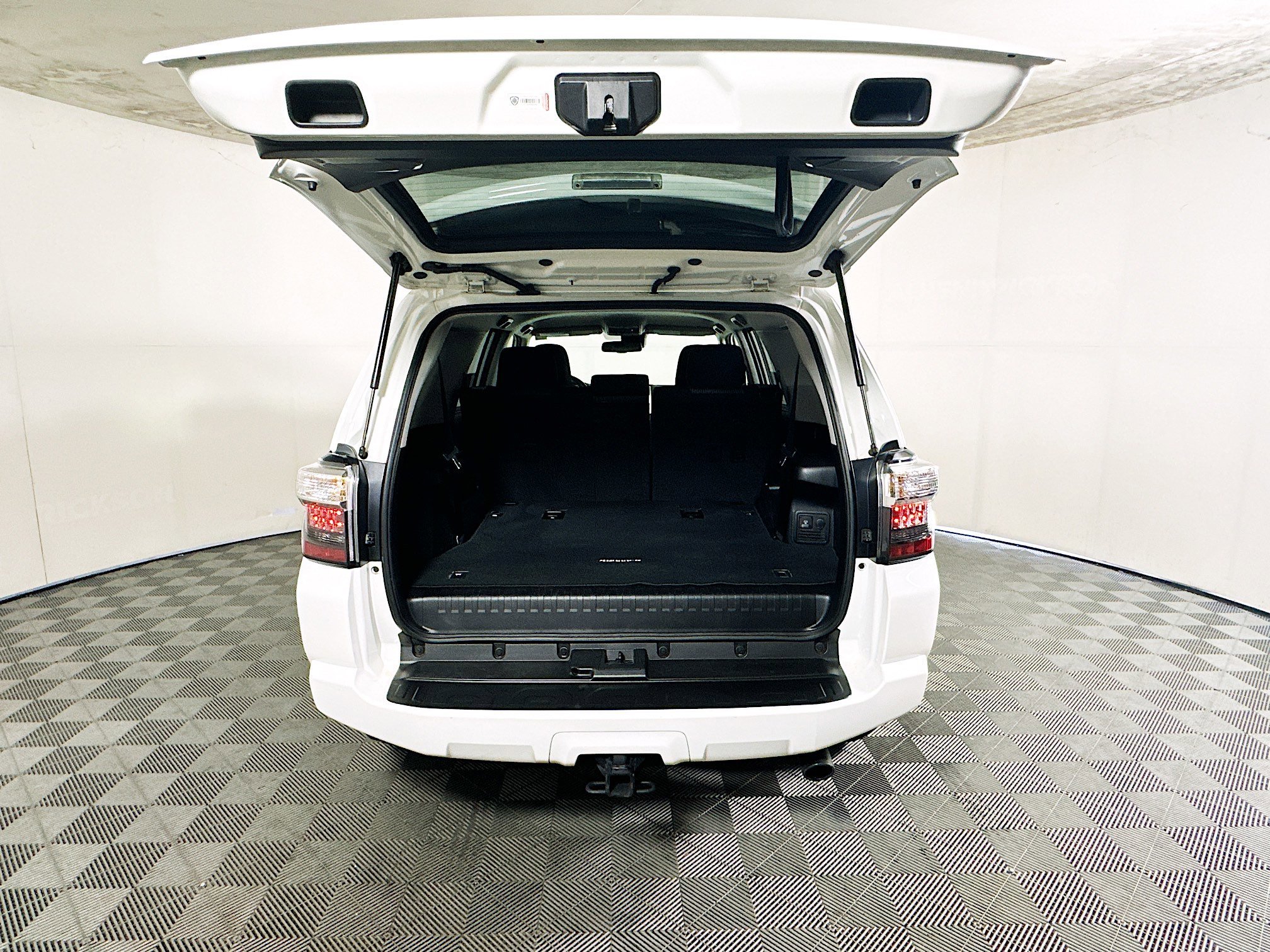 Used 2022 White Toyota SR5 image 31