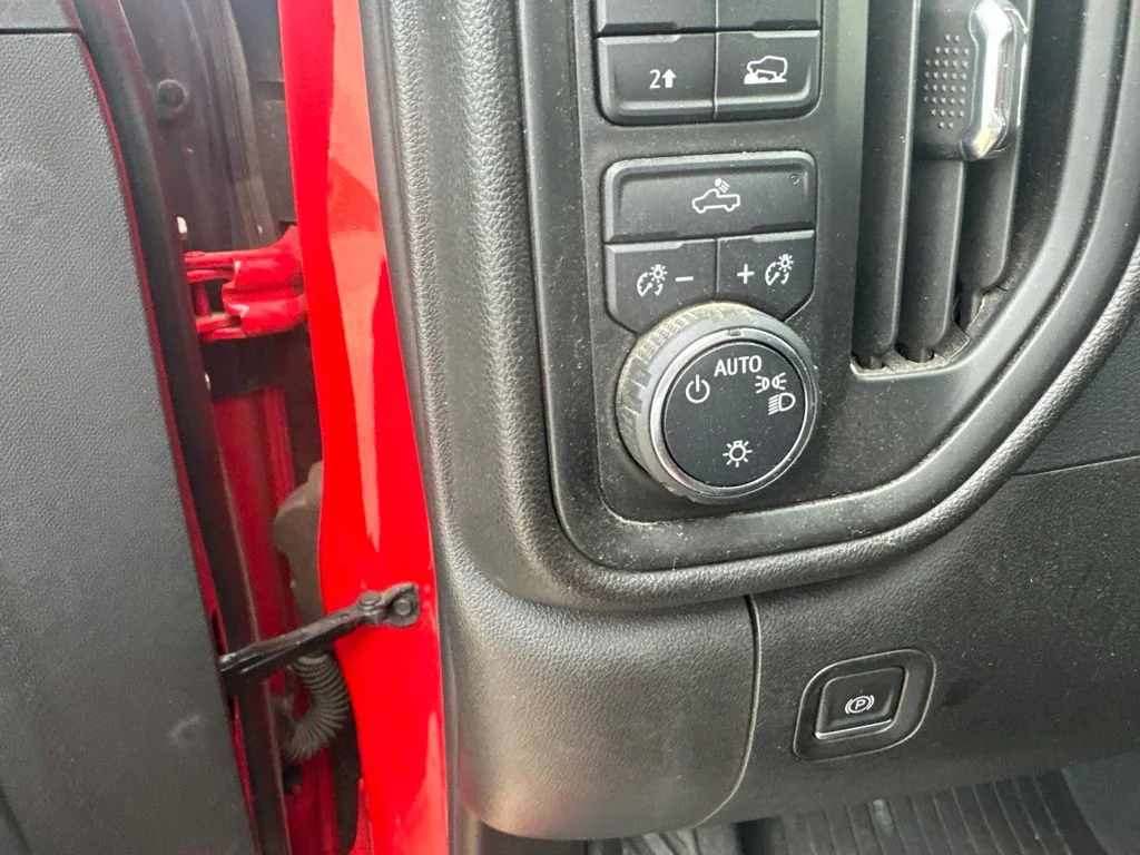 Used 2022 Red Chevrolet Custom image 9