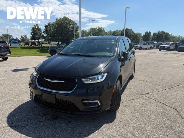 Used 2023 Brilliant Black Crystal Pearlcoat Chrysler Touring L image 4