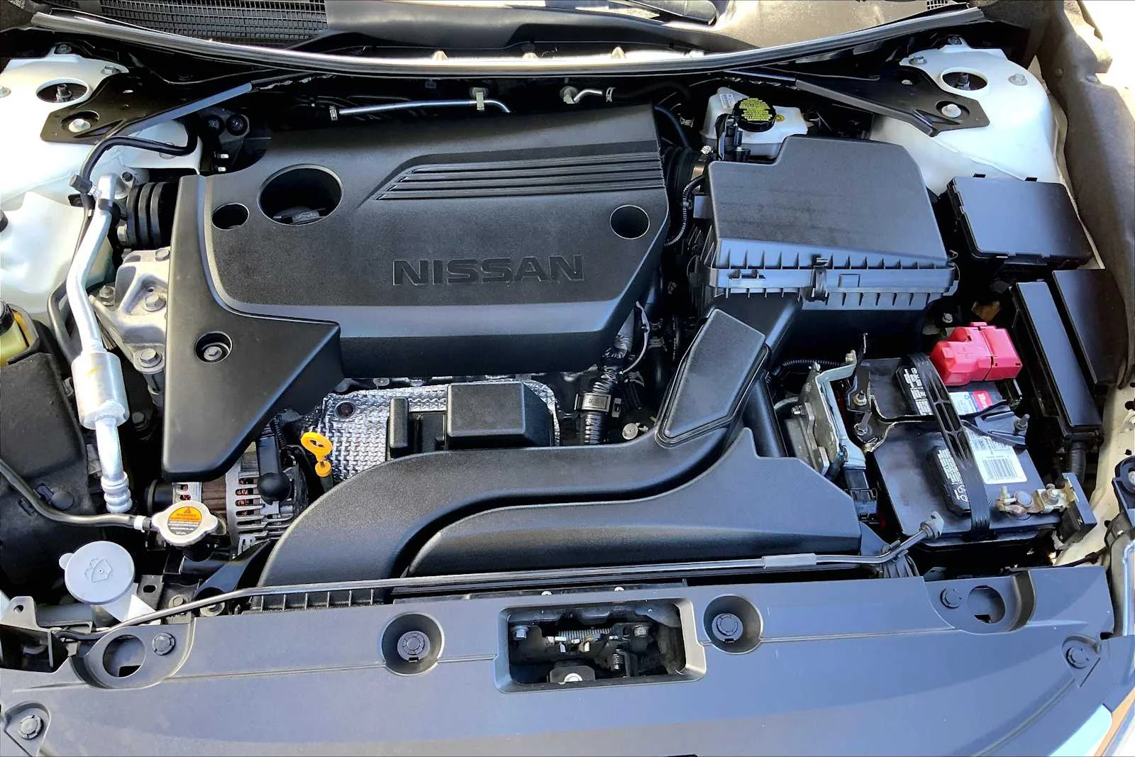Used 2018 Glacier White Nissan 2.5 S image 29