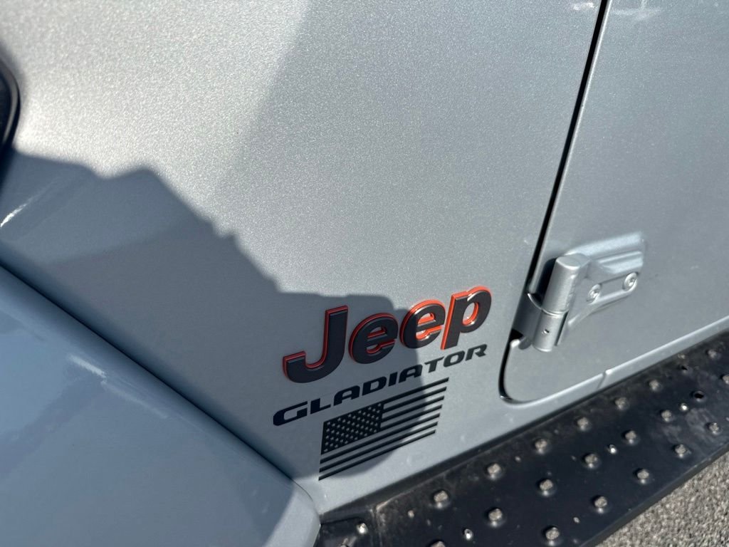Used 2022 Silver Jeep Mojave image 10