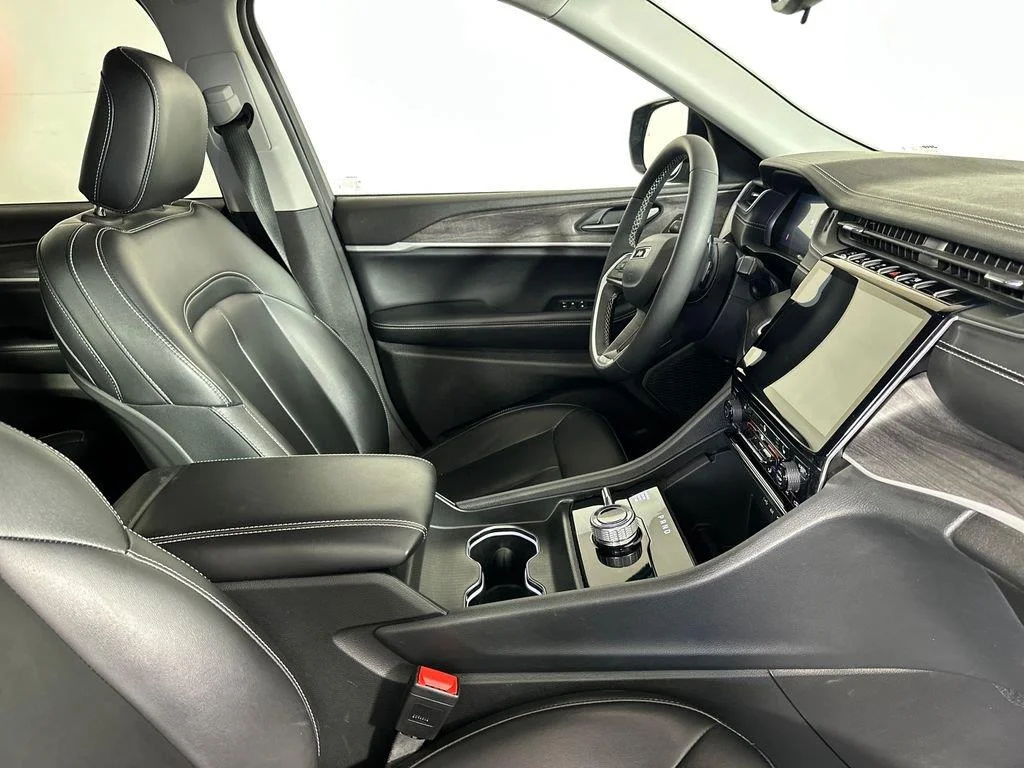 Used 2023 Midnight Sky Jeep Limited image 32