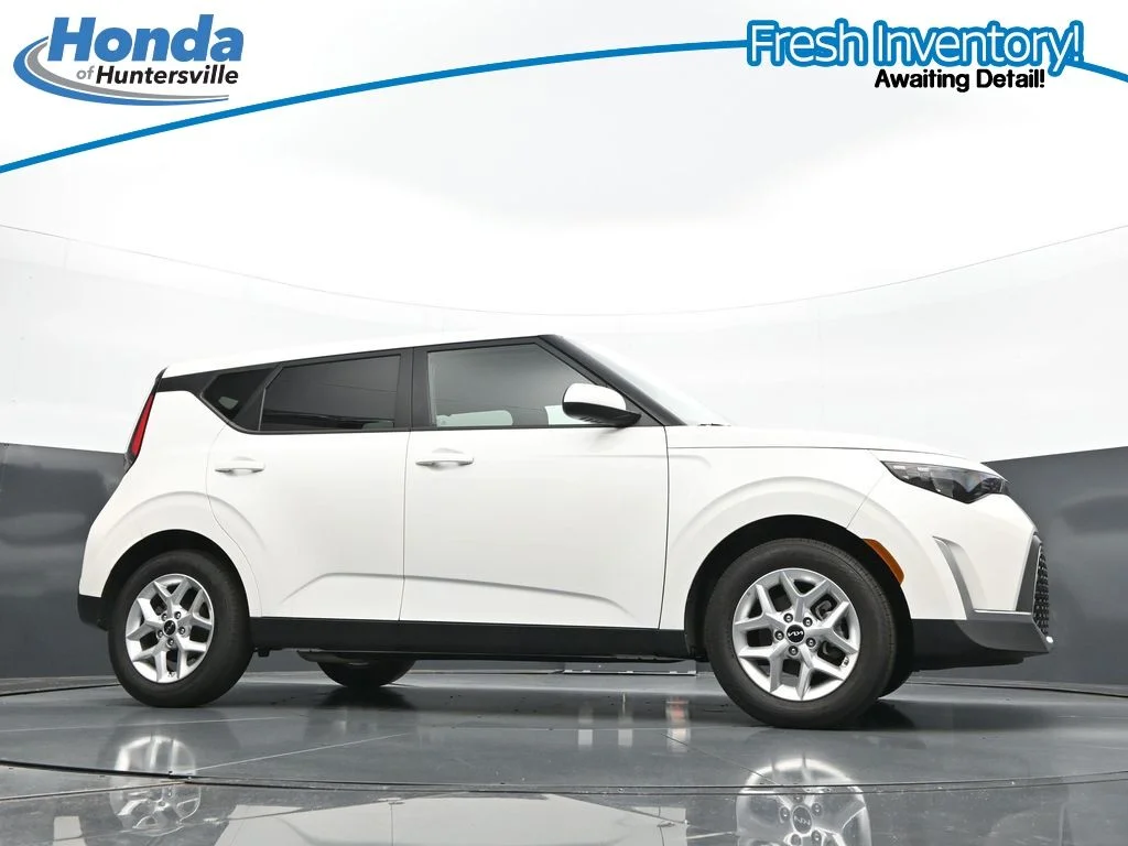 Used 2025 Snow White Pearl Kia LX image 35