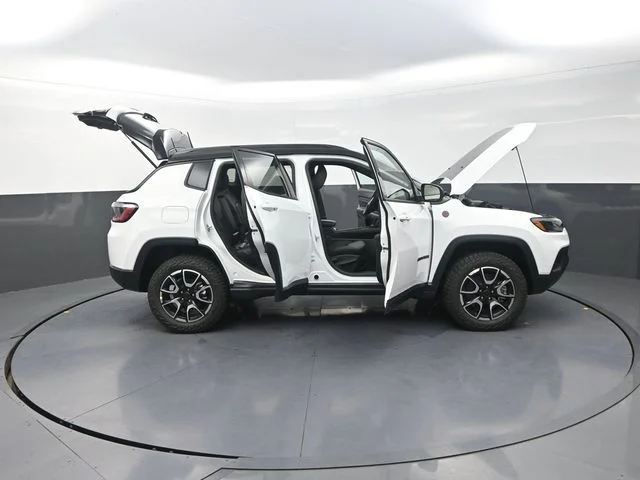 New 2026 Bright White Clear-Coat Exterior Paint Jeep Trailhawk image 36