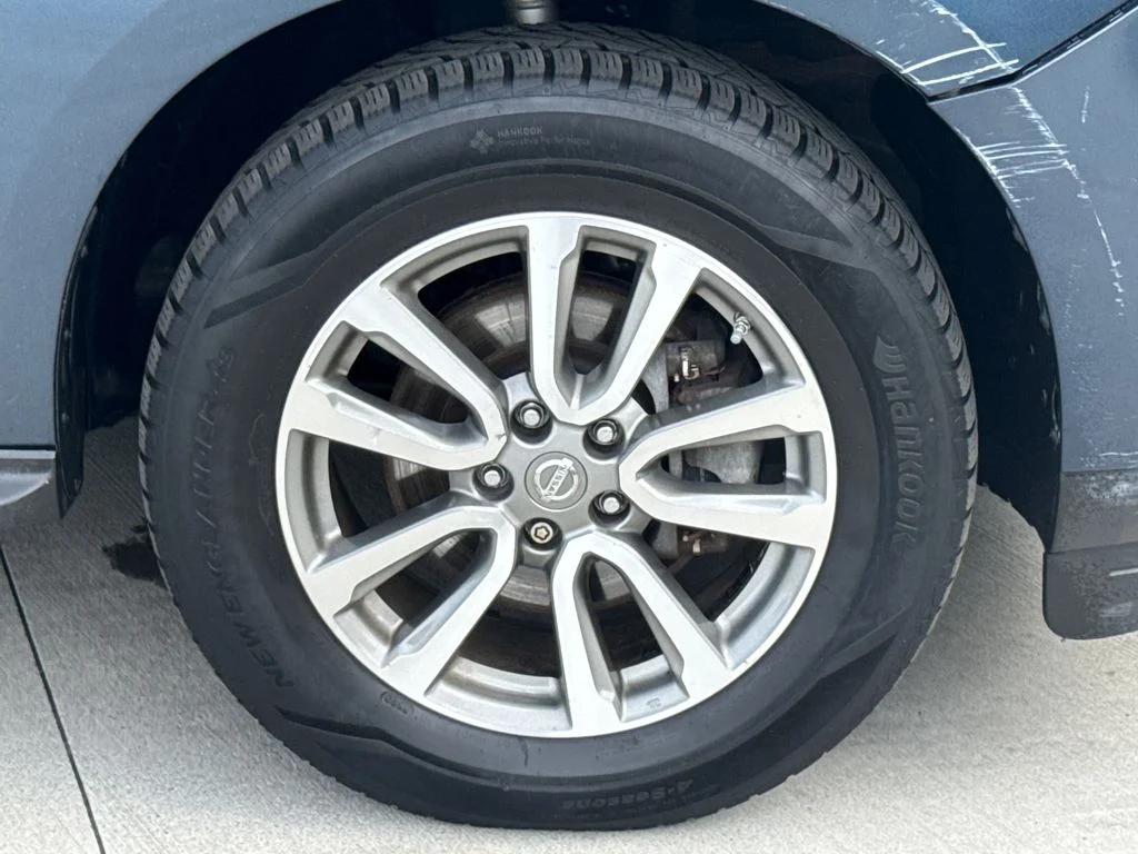 Used 2013 Arctic Blue Nissan SL image 11
