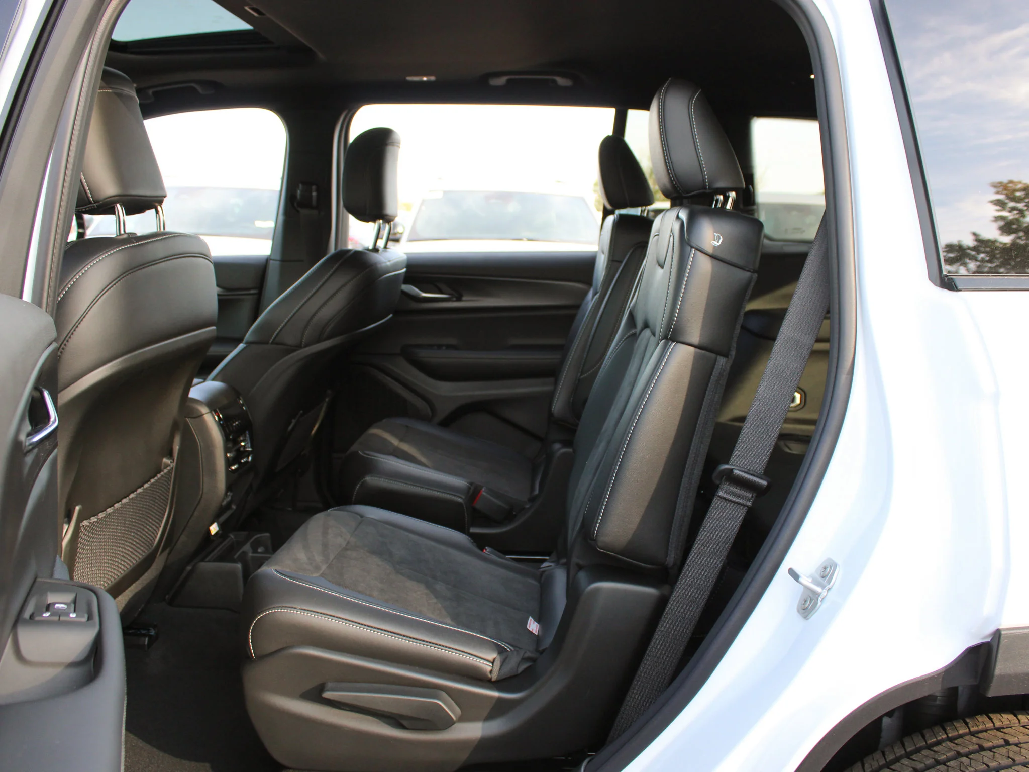 New 2025 White Jeep Altitude* 4x4, Sunroof, Heated Leather, Blind-Spot Monitoring image 10