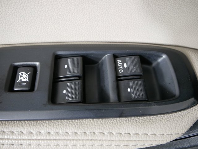 Used 2019 White Platinum Tri-Coat Ford Crew Cab LARIAT w/ FX4 Off-Road Pkg & Technology Pkg image 24