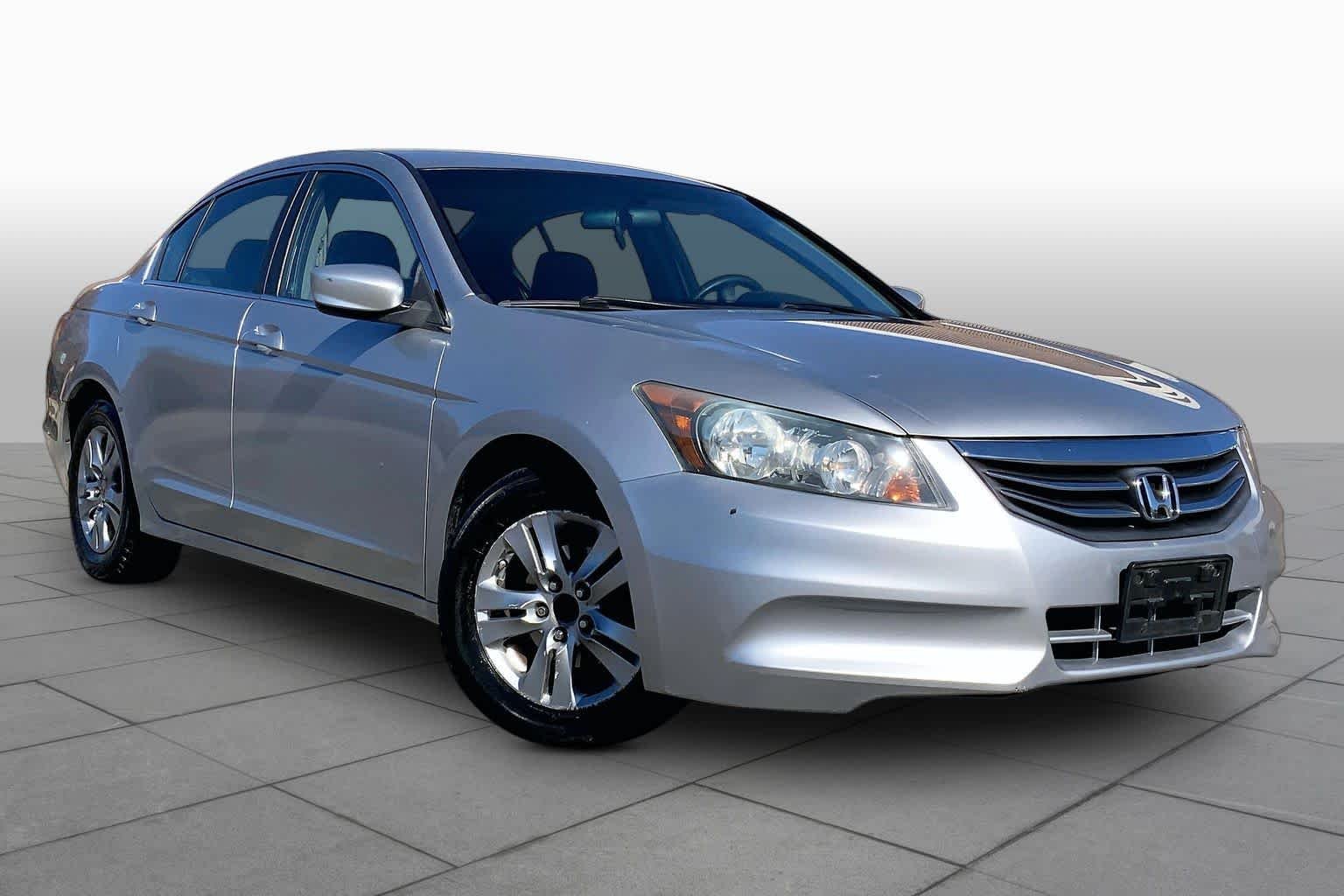 Used 2011 Alabaster Silver Metallic Honda LX-P image 2