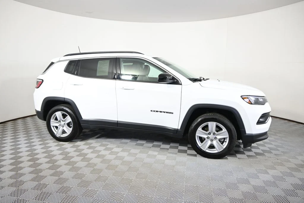 Used 2022 White Jeep Latitude image 8