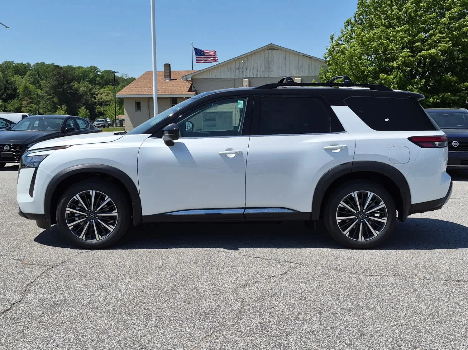 New 2026 Everest White Pearl TriCoat / Super Black Two-tone Nissan Platinum image 5