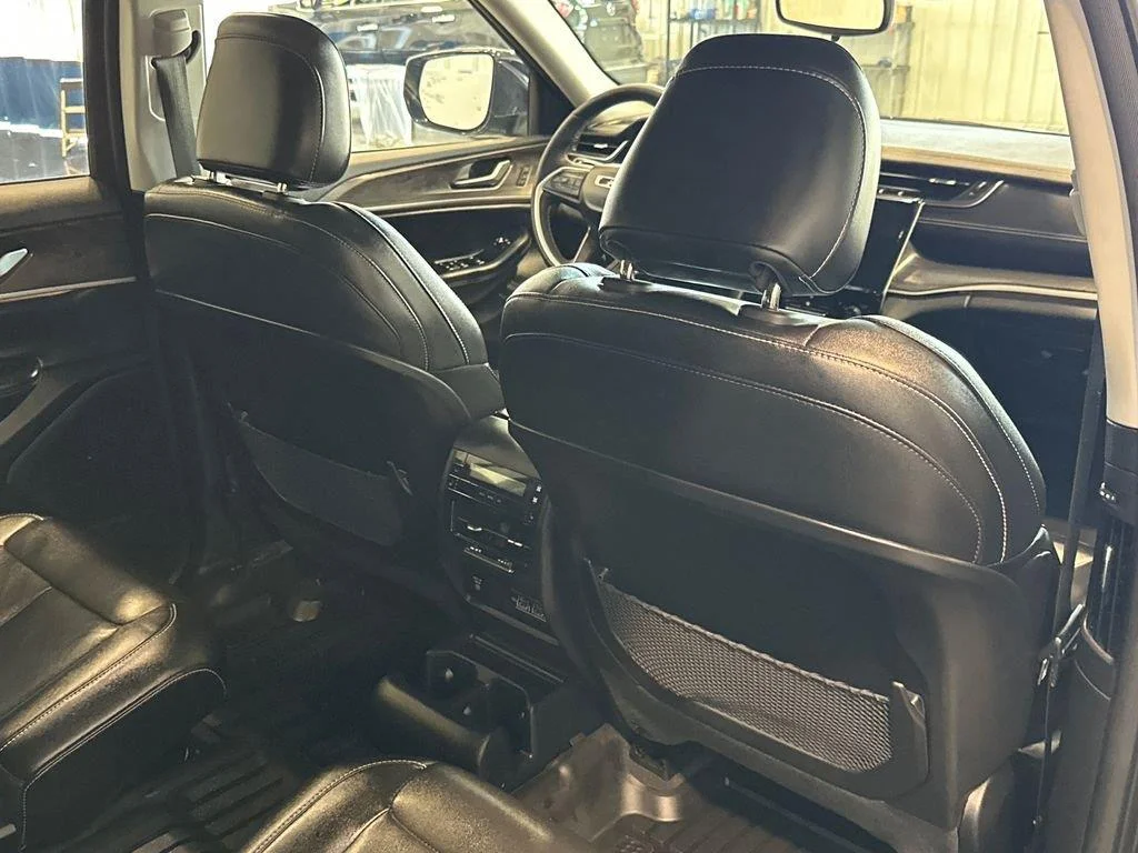 Used 2023 Diamond Black Crystal Pearlcoat Jeep Limited image 35