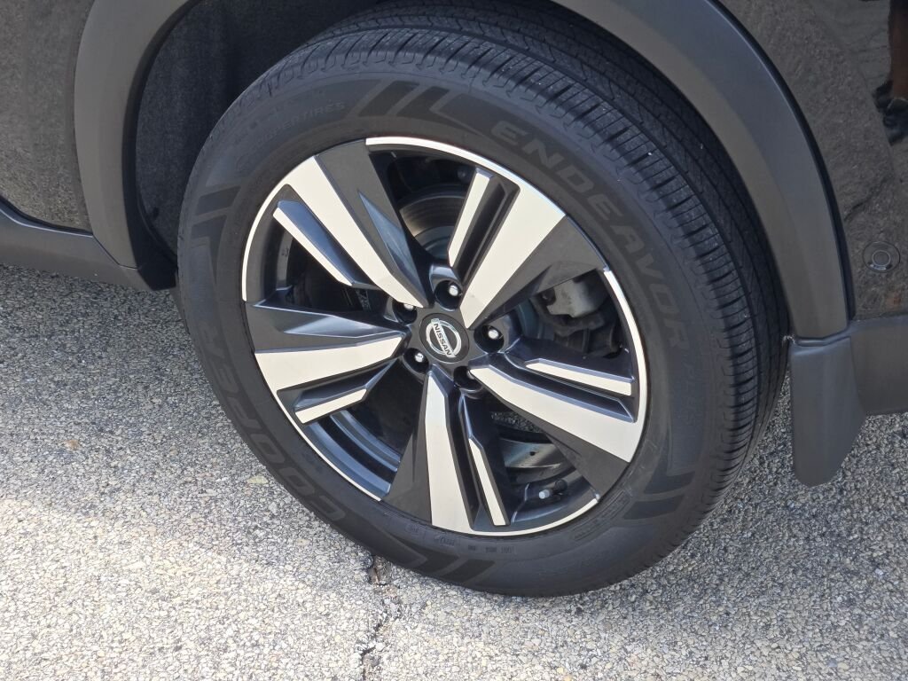 Used 2021  Nissan Platinum image 18