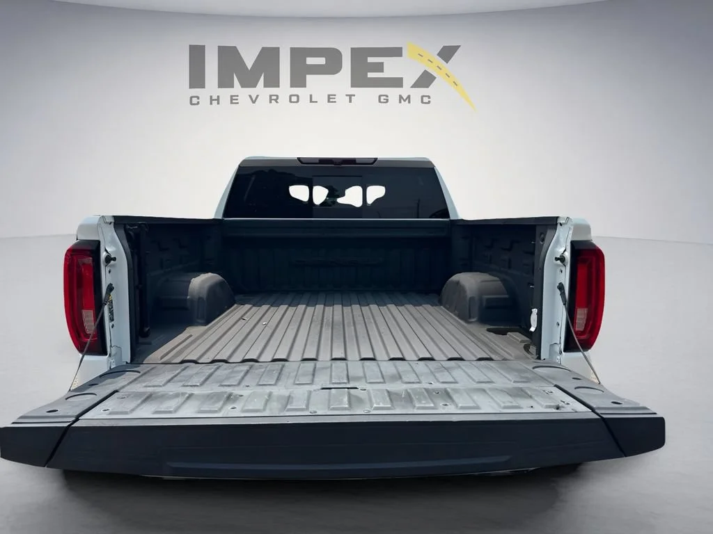 Used 2022 White Frost Tricoat GMC Denali image 33