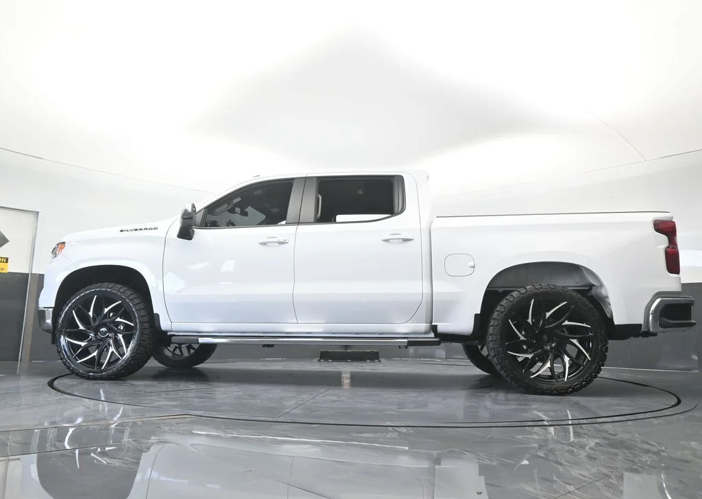 Used 2026 Summit White Chevrolet LT image 58