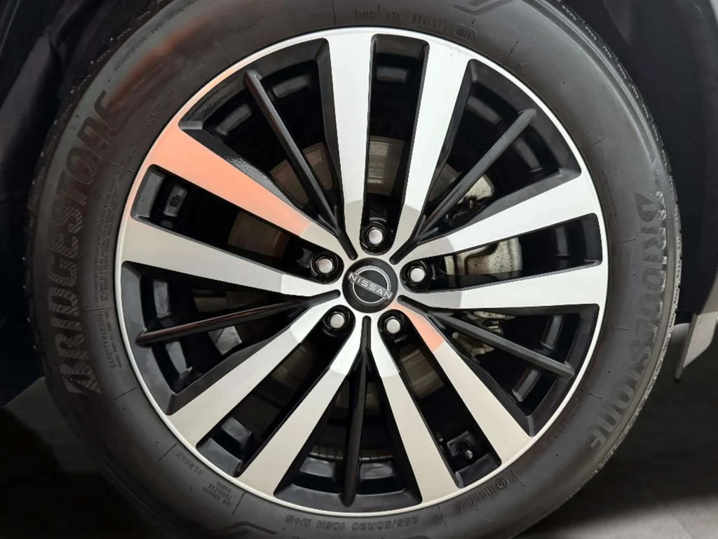Used 2025 Black Nissan Platinum image 33
